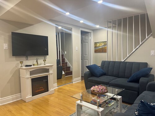 A beautiful 3 bdrm apt, located 10' from Pearson Airoport 