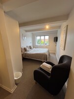 Ducha, secador de pelo, toallas, papel higiénico