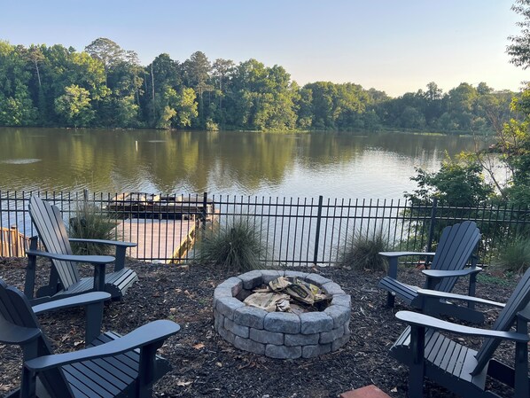 Terrace/patio - Cozy lake front house with dock on Lake Tillery (Albemarle)