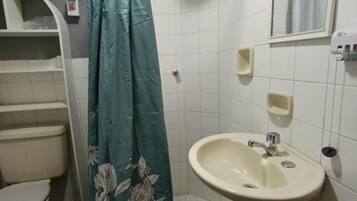 Toallas, jabón, shampoo, papel de baño