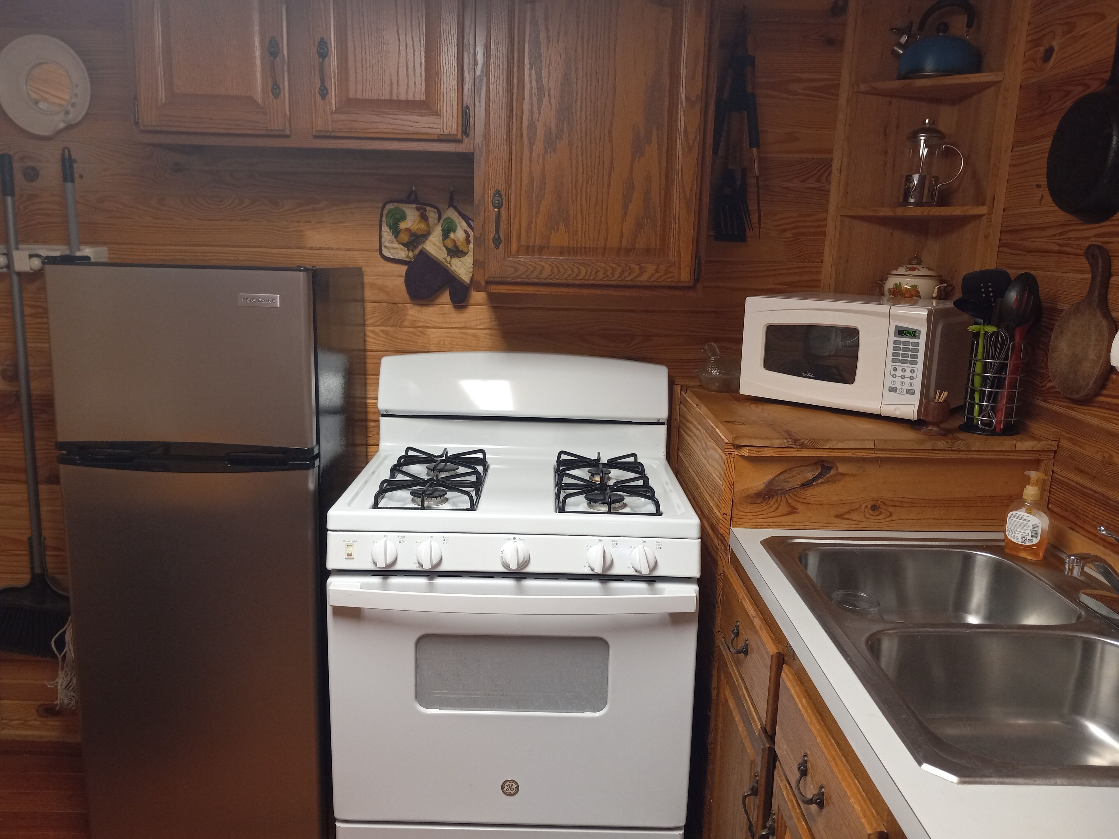 Refrigerador, microondas, horno y parrilla de estufa 