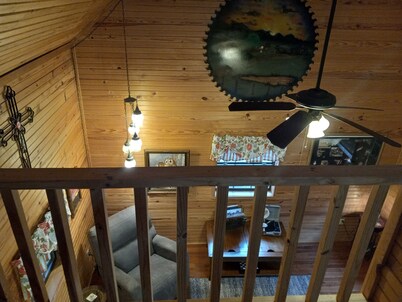Cozy cabin in the woods. Peaceful and only 15 minutes to Mountain View.