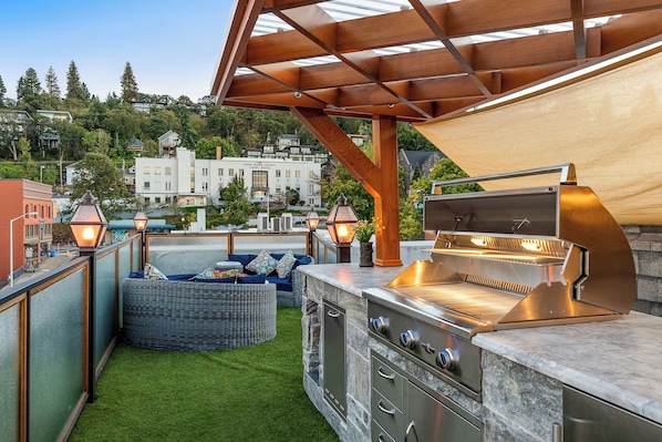 Exclusive Penthouse, River View | Terrace/patio - Thistledown on Oak (Hood River)