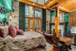 Exclusive Room | Premium bedding, Tempur-Pedic beds, free minibar, individually decorated - Thistledown on Oak (Hood River)