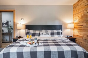 5 bedrooms, desk, iron/ironing board, travel crib