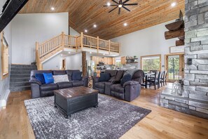 Smart TV, fireplace, foosball, table tennis - CABIN ON THE ROCKS, Big Property, Hot Tub, Yellowstone National Park, Fire pit. (Island Park)