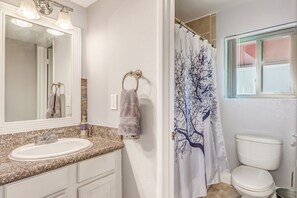 Haartrockner, Handtücher, Seife, Shampoo