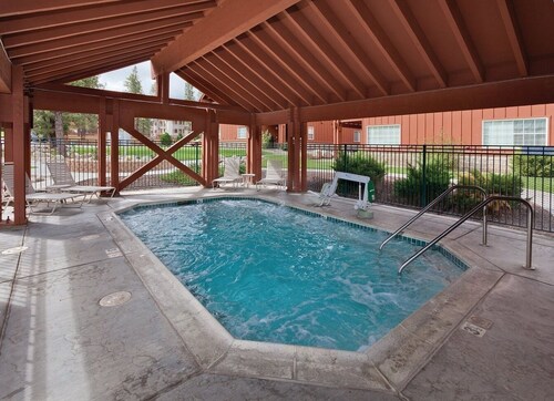 Big Bear | Couples Cozy Mountain Getaway | Pool, Ski & Lake