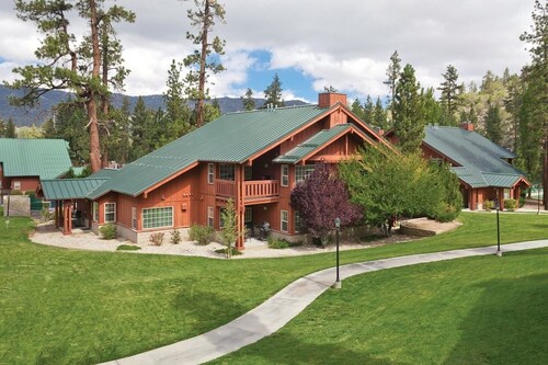 Big Bear | Couples Cozy Mountain Getaway | Pool, Ski & Lake