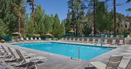 Big Bear | Couples Cozy Mountain Getaway | Pool, Ski & Lake