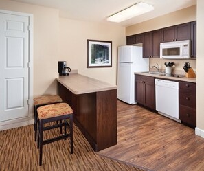 Coffee/tea maker, fridge, microwave, stovetop