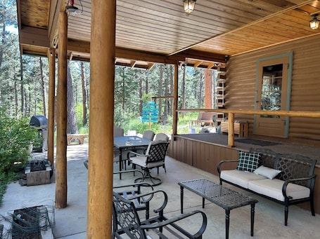 Outdoor dining. Cabin on the Creek, with fireplace, game room, fenced-in yard and firepit.