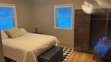 3 bedrooms, desk, iron/ironing board, travel crib