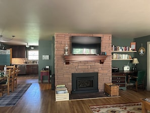 Smart TV, fireplace, DVD player, table football - Cabin on the Creek, with fireplace, game room, fenced-in yard  and firepit. (Rye)