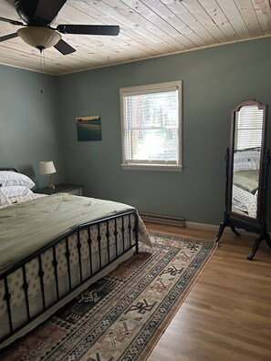 3 bedrooms, desk, iron/ironing board, travel cot - Cozy Cabin on the Creek, with fireplace and firepit. (Rye)