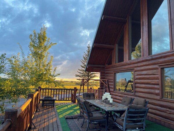Outdoor dining - Adorable Cabin with amazing views! (Belgrade)