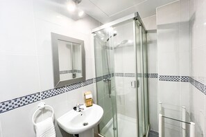 Dusche, Haartrockner, Bidet, Handtücher