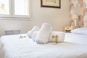 3 bedrooms, iron/ironing board, WiFi, bed sheets