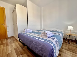 2 camere, culla da viaggio, lenzuola