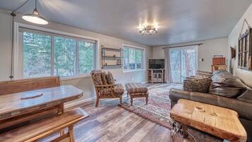 TV connectée, lecteur de DVD, livres, médiathèque