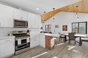 Full-sized fridge, microwave, coffee/tea maker, spices - Cottage with BBQ & Hot Tub (Phoenix)