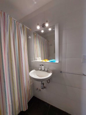 Secadora de cabello, bidet, toallas, jabón 