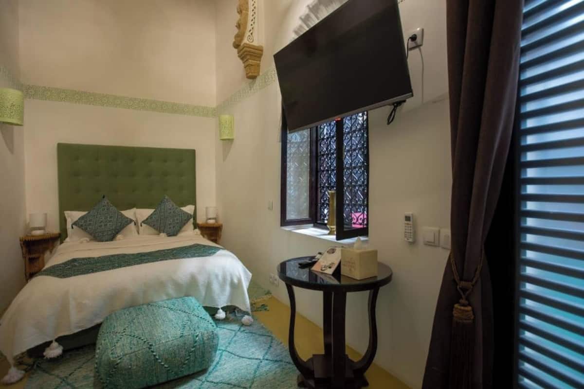 Egyptian cotton sheets, premium bedding, down comforters, in-room safe