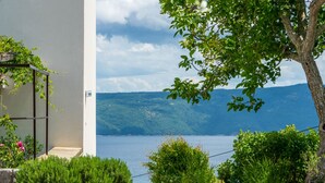 A balcony with a view of a lake and mountains. - Apartment Yasmin (Kvarner - Mošćenička Draga) (Mošćenička Draga)