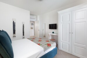 3 chambres, coffres-forts dans les chambres, fer et planche Ă repasser