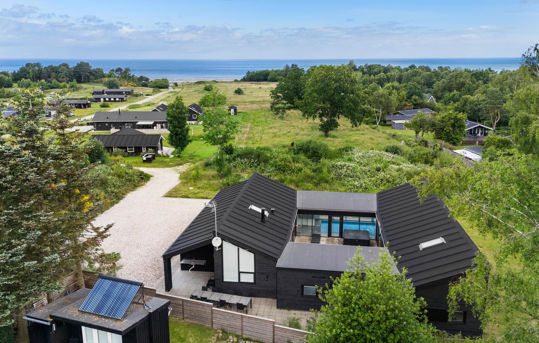 Una casa moderna con una terraza amplia y vista al mar.