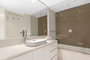 Douche, sèche-cheveux, serviettes fournies