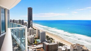 Ein Hochhaus mit Blick auf Strand und Meer.