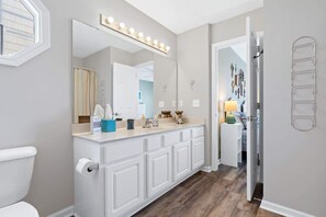 Douche, serviettes fournies, savon, shampoing