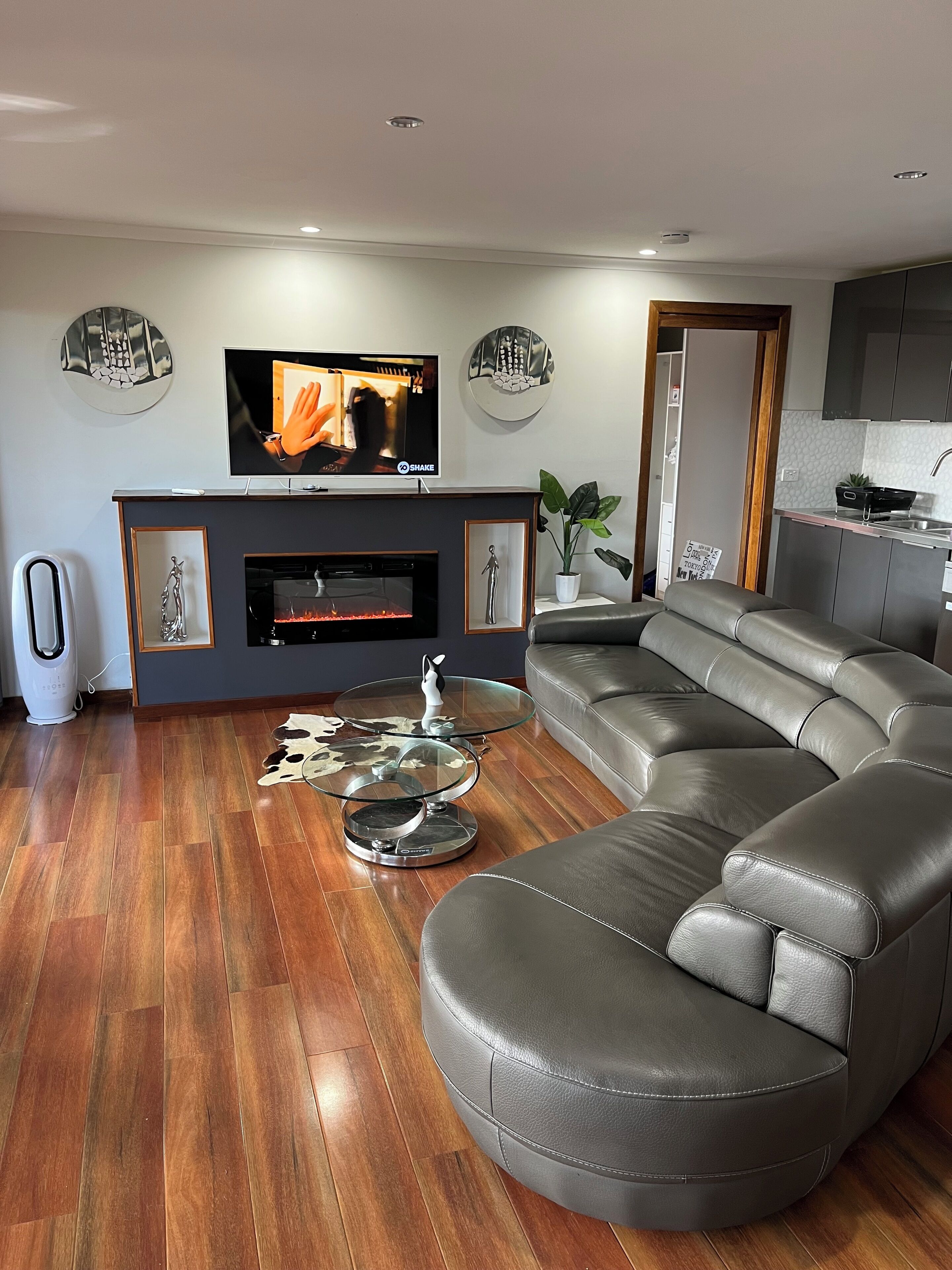 Smart TV, fireplace