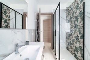 Douche, séchoir à cheveux, bidet