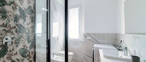 Dusche, Haartrockner, Bidet, Seife
