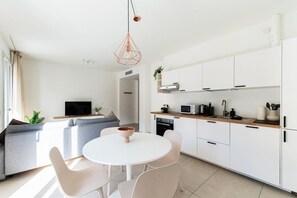 Een koelkast, een microgolfoven, een oven, een vaatwasser