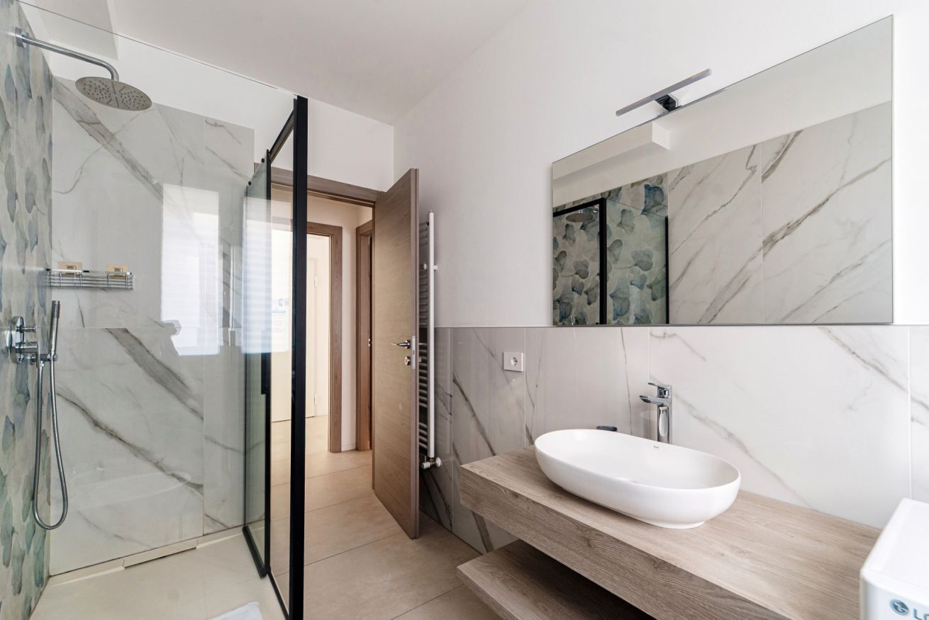 Douche, sèche-cheveux, bidet, serviettes fournies