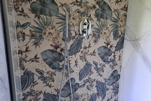 手持ち式のシャワーヘッド