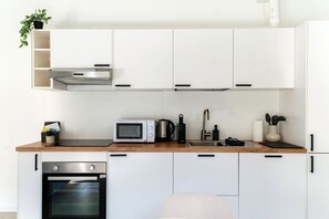 Een koelkast, een microgolfoven, een oven, een vaatwasser