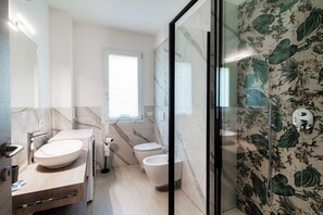 Douche, séchoir à cheveux, bidet, savon