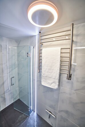 Dusche, Haartrockner, Handtücher, Seife