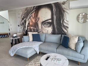 TV - Top floor unit 2 bedrooms with Direct Beach Access (Surfers Paradise)