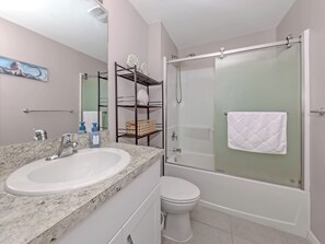 Ducha, secador de pelo, toallas, jabón