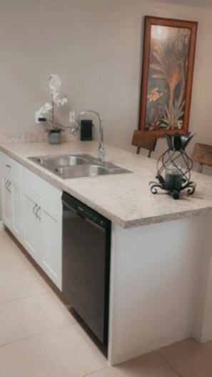 雪櫃、微波爐、焗爐、爐具