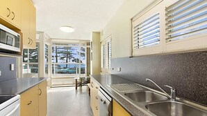 Microwave, oven, stovetop, dishwasher - Rainbow Pacific Ocean Views (Coolangatta)