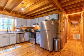 Fridge, microwave, oven, stovetop - Due West - Charming Boone Cabin In the Woods! (Boone)