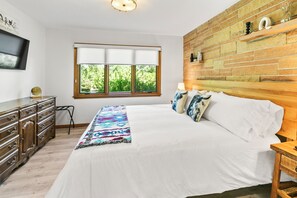 5 bedrooms, iron/ironing board, WiFi, bed sheets - Central Omaha Pool w/ Spa Oasis + Fire Pit + 3 Living Rooms (Omaha)