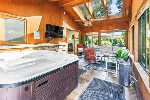 Interior - Central Omaha Pool w/ Spa Oasis + Fire Pit + 3 Living Rooms (Omaha)