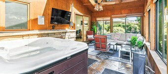 Central Omaha Pool w/ Spa Oasis + Fire Pit + 3 Living Rooms